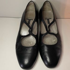 Trotters black leather stretch criss cross strap shoes size 7.5ww